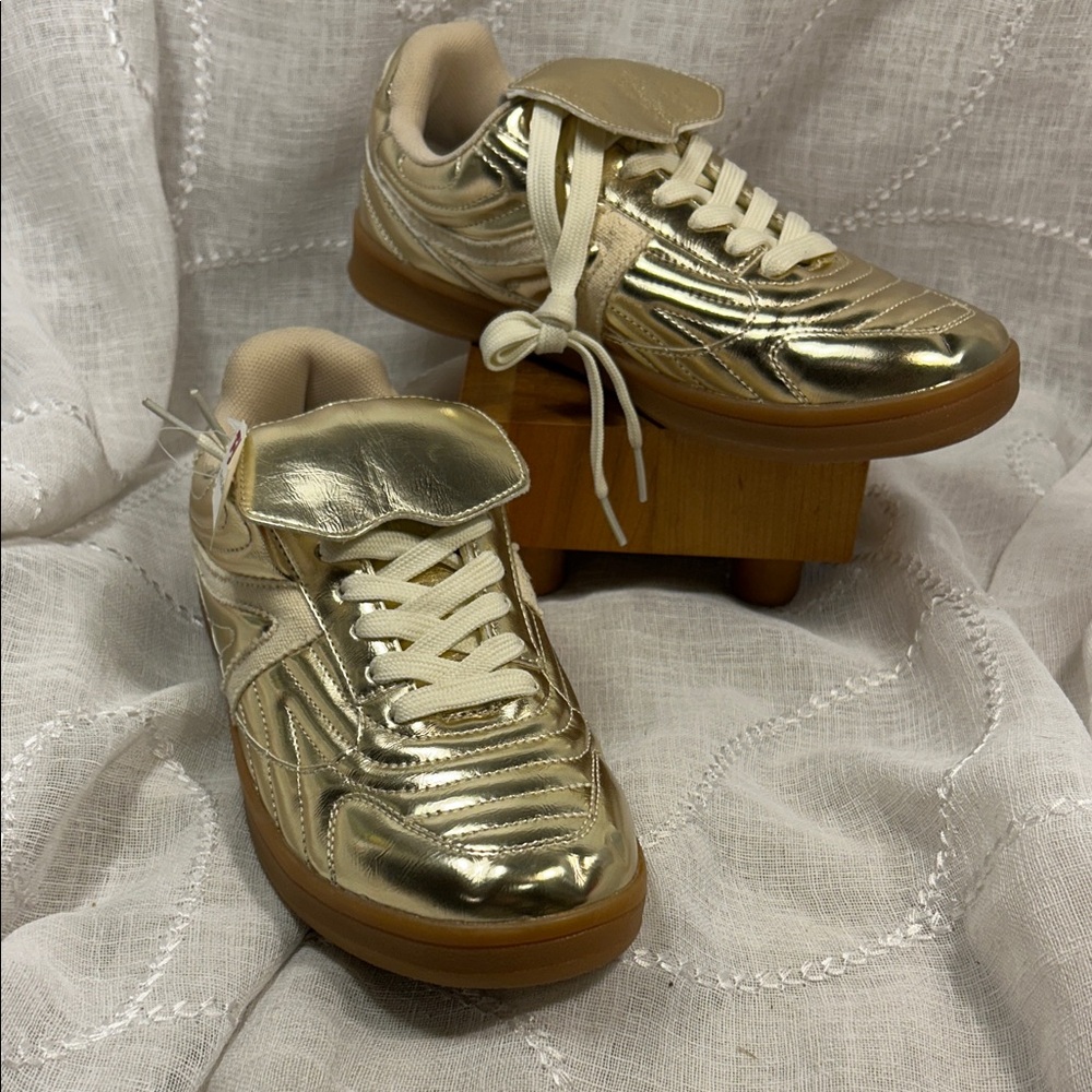 NWT Cushionaire Astro lace up sneakers